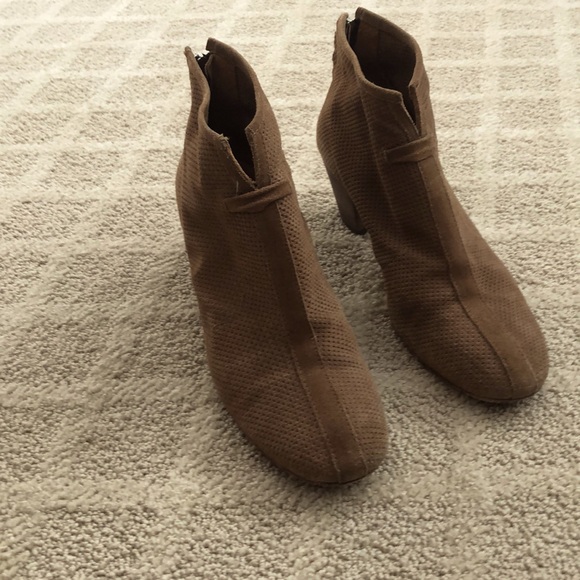 Women’s booties - Picture 1 of 3